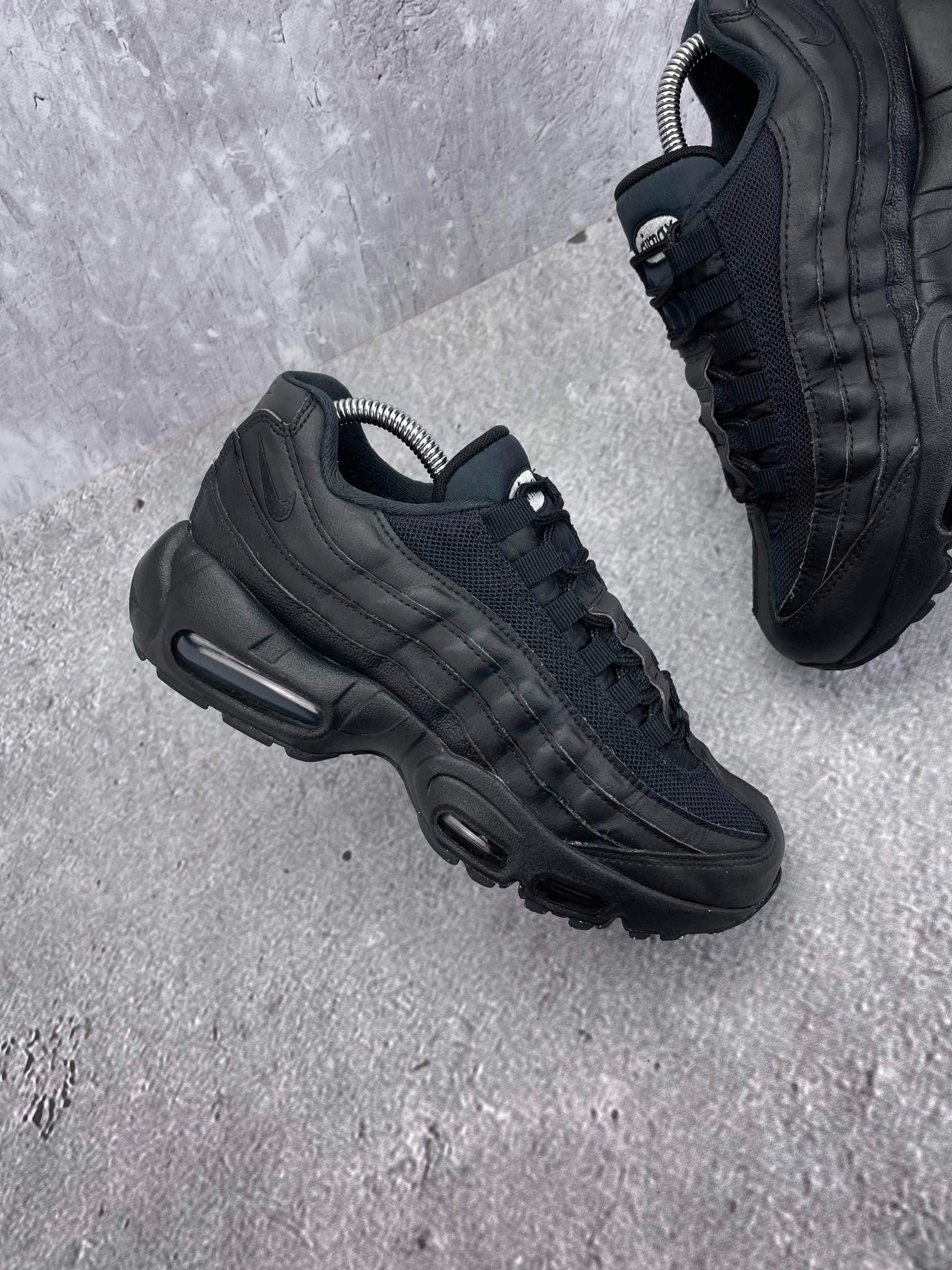Nike Air Max 95 Recraft Triple Black — buty sportowe damskie w bardzo dobrym stanie rozmiar 39, zewnętrzny panel prawego buta