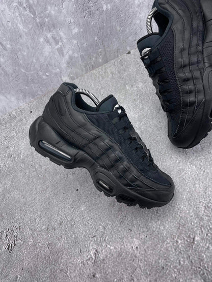 Nike Air Max 95 Recraft Triple Black — buty sportowe damskie w bardzo dobrym stanie rozmiar 39, zewnętrzny panel prawego buta