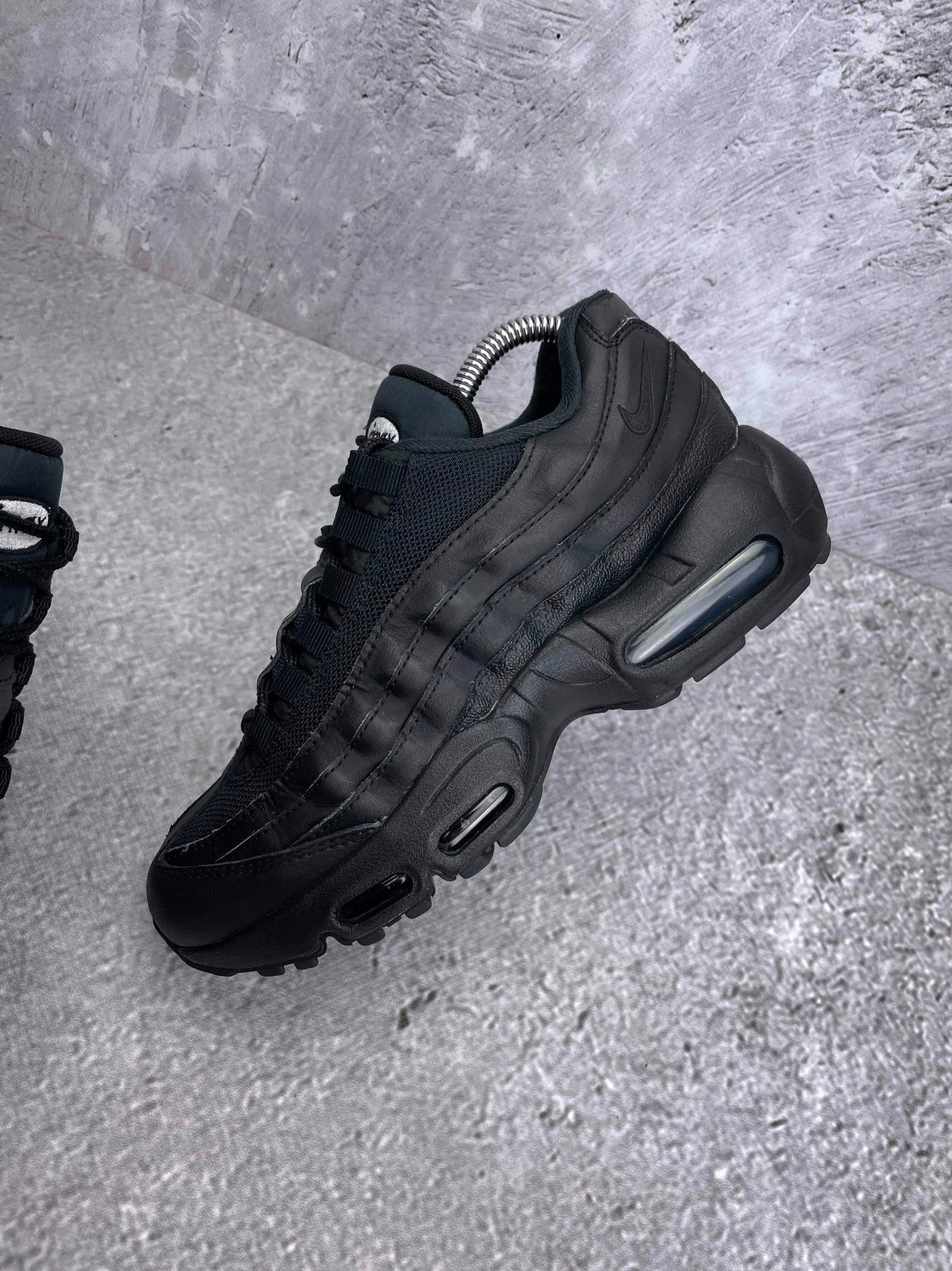 Nike Air Max 95 Recraft Triple Black — buty sportowe damskie w bardzo dobrym stanie rozmiar 39, zewnętrzny panel lewego buta