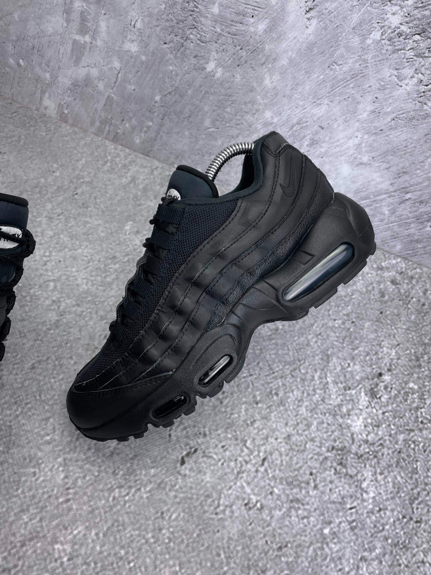Nike Air Max 95 Recraft Triple Black — buty sportowe damskie w bardzo dobrym stanie rozmiar 39, zewnętrzny panel lewego buta