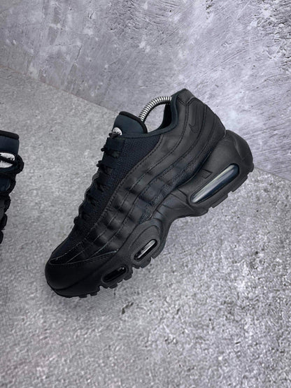 Nike Air Max 95 Recraft Triple Black — buty sportowe damskie w bardzo dobrym stanie rozmiar 39, zewnętrzny panel lewego buta