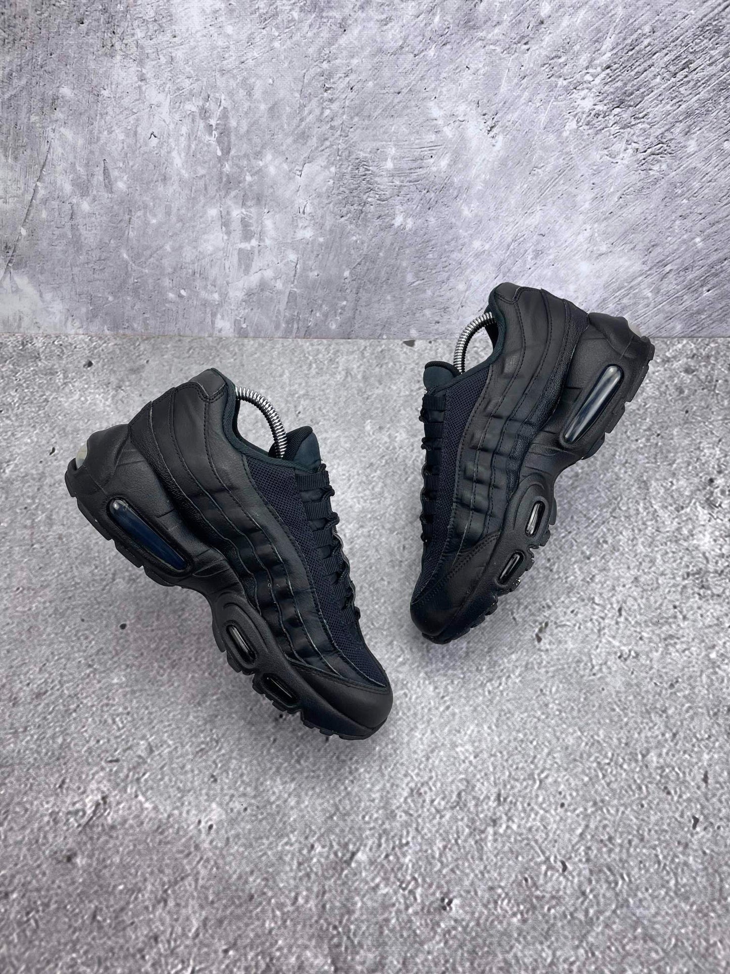 Nike Air Max 95 Recraft Triple Black — buty sportowe damskie w bardzo dobrym stanie rozmiar 39, widok z góry na wewnętrzną stronę butów