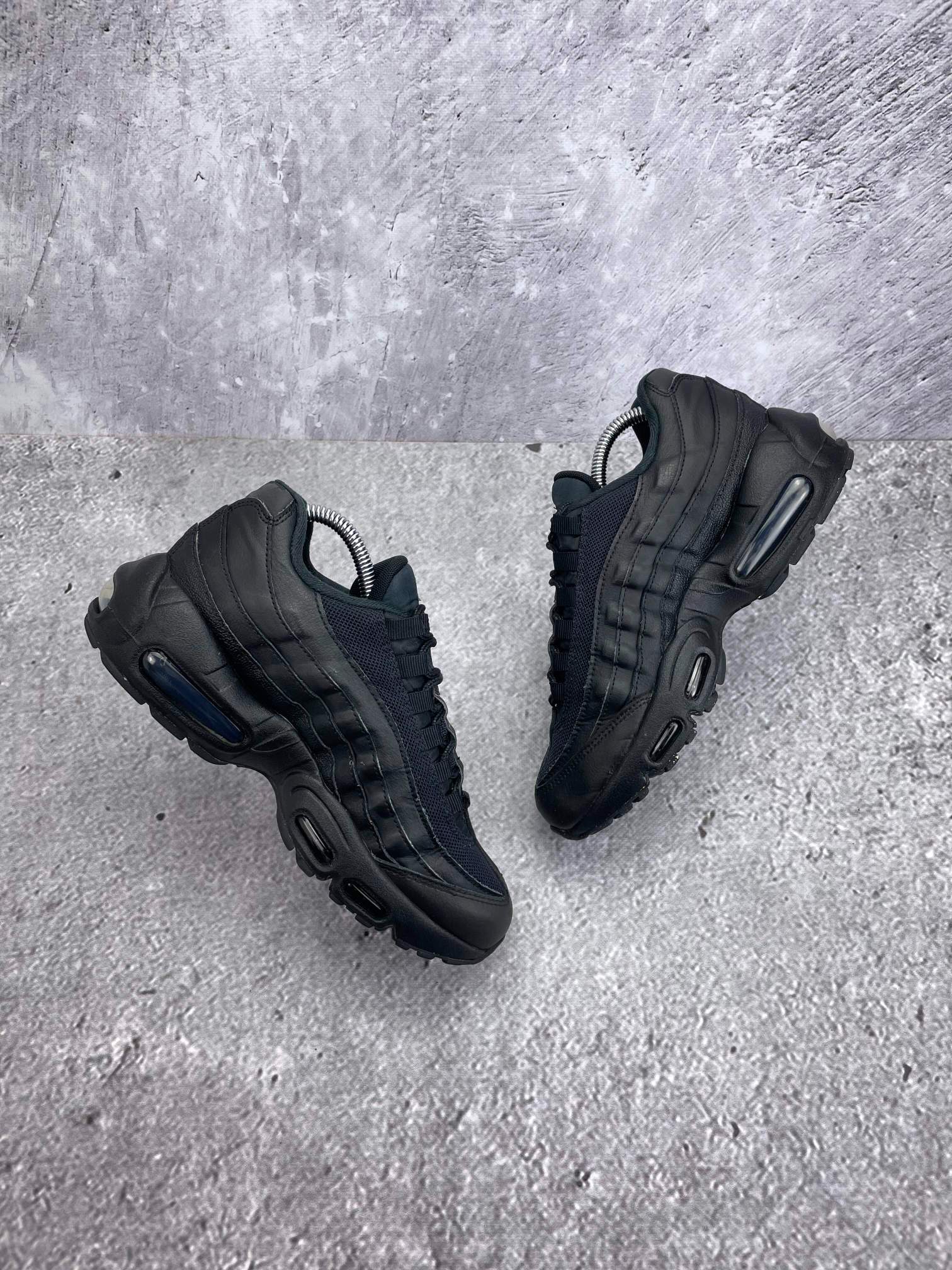 Nike Air Max 95 Recraft Triple Black — buty sportowe damskie w bardzo dobrym stanie rozmiar 39, widok z góry na wewnętrzną stronę butów