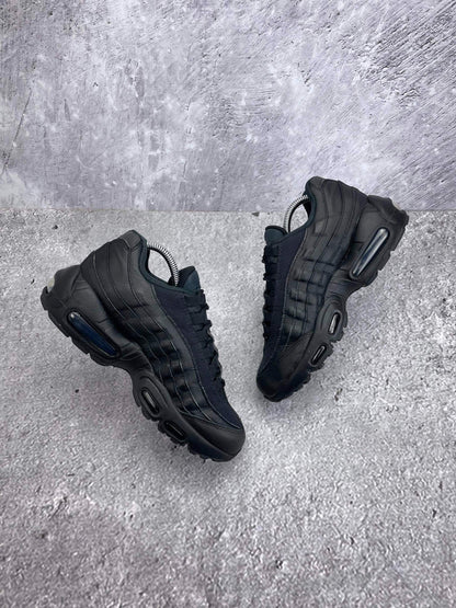 Nike Air Max 95 Recraft Triple Black — buty sportowe damskie w bardzo dobrym stanie rozmiar 39, widok z góry na wewnętrzną stronę butów