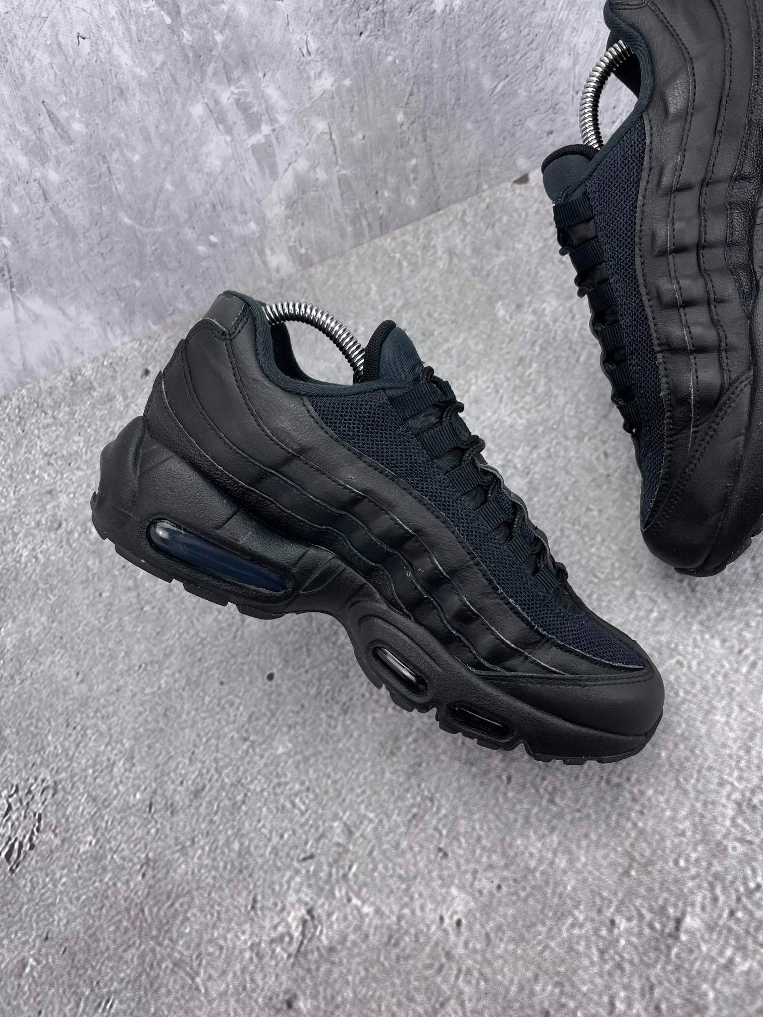 Nike Air Max 95 Recraft Triple Black — buty sportowe damskie w bardzo dobrym stanie rozmiar 39, wewnętrzny panel lewego buta