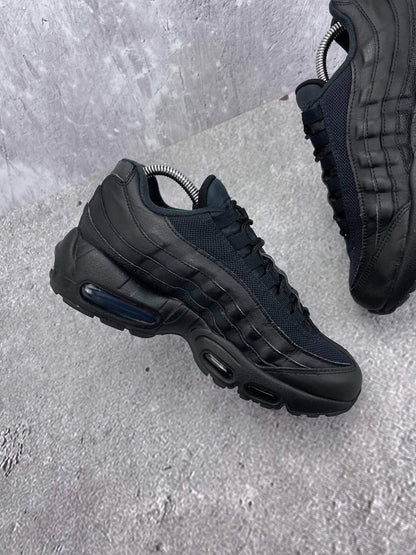 Nike Air Max 95 Recraft Triple Black — buty sportowe damskie w bardzo dobrym stanie rozmiar 39, wewnętrzny panel lewego buta
