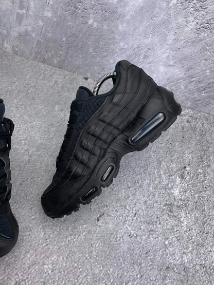 Nike Air Max 95 Recraft Triple Black — buty sportowe damskie w bardzo dobrym stanie rozmiar 39, wewnętrzny panel prawego buta