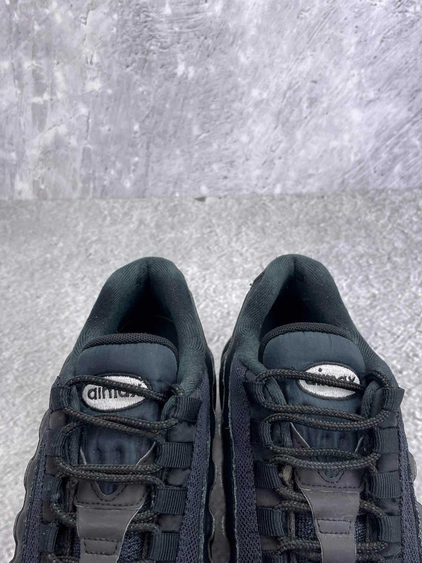 Nike Air Max 95 Recraft Triple Black — buty sportowe damskie w bardzo dobrym stanie rozmiar 39, zapiętki butów
