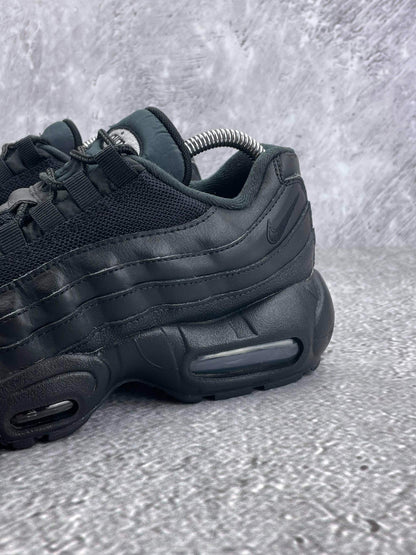 Nike Air Max 95 Recraft Triple Black — buty sportowe damskie w bardzo dobrym stanie rozmiar 39, opcjonalne zdjęcie 1