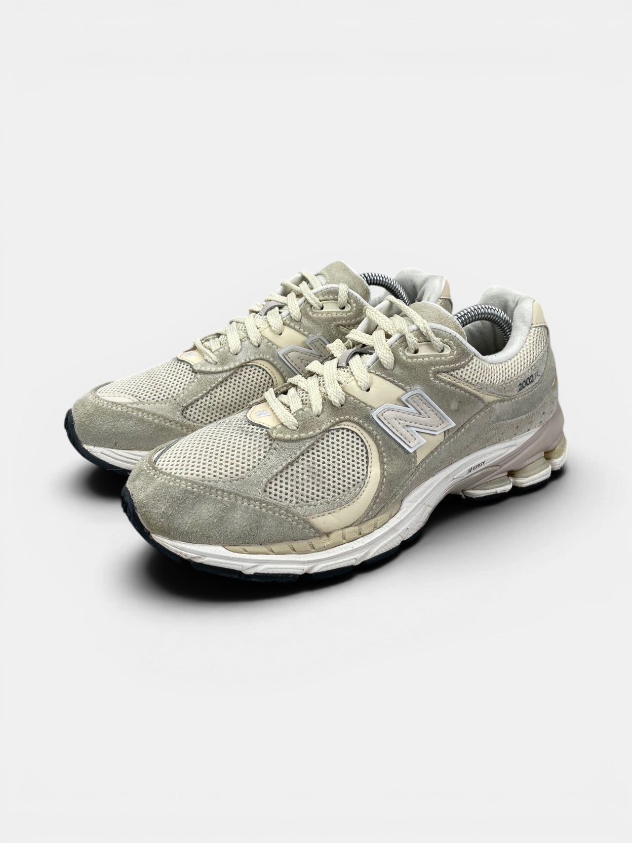 New Balance 2002R — buty sportowe damskie w bardzo dobrym stanie rozmiar 38, widok z boku
