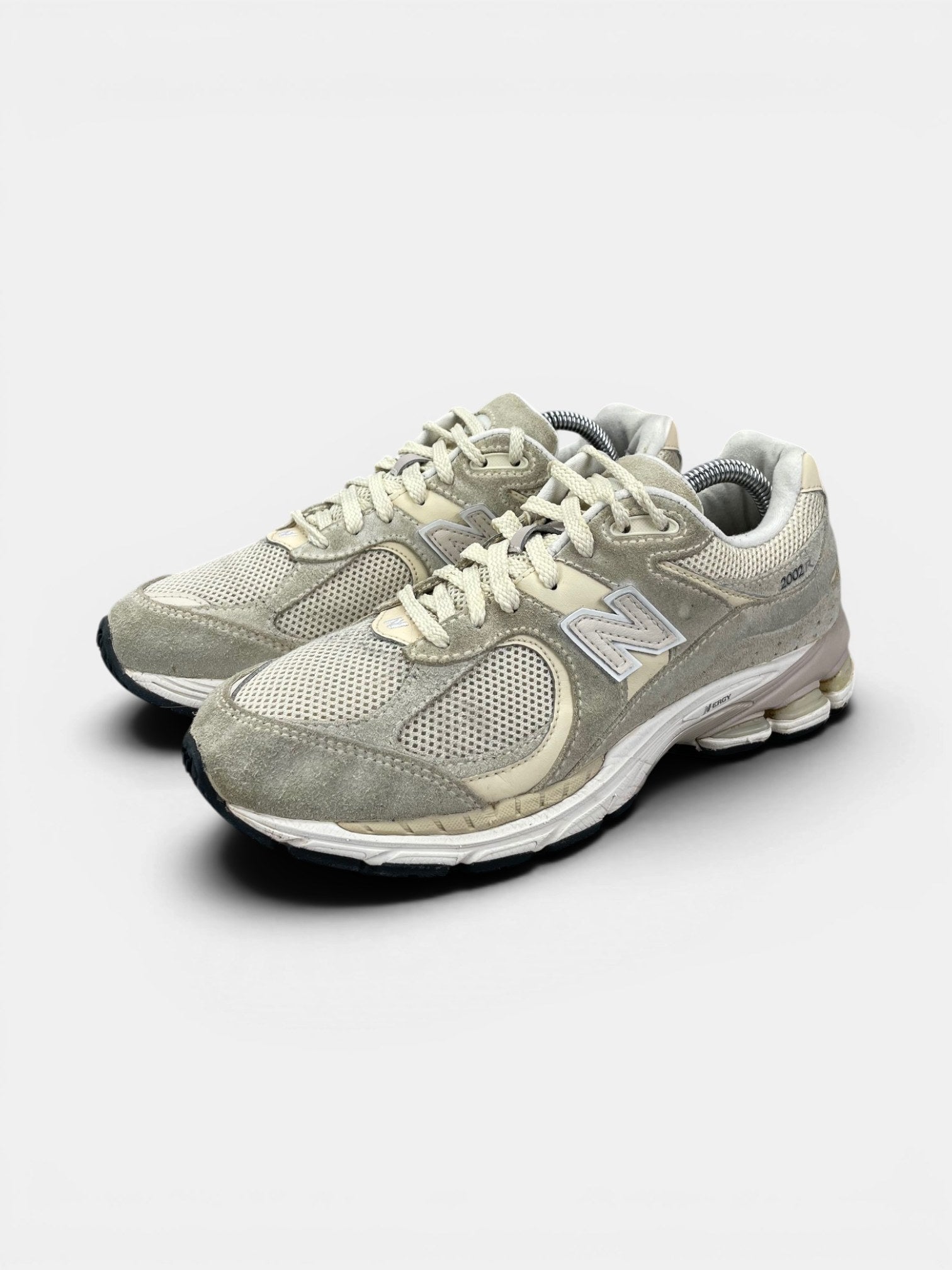 New Balance 2002R — buty sportowe damskie w bardzo dobrym stanie rozmiar 38, widok z boku