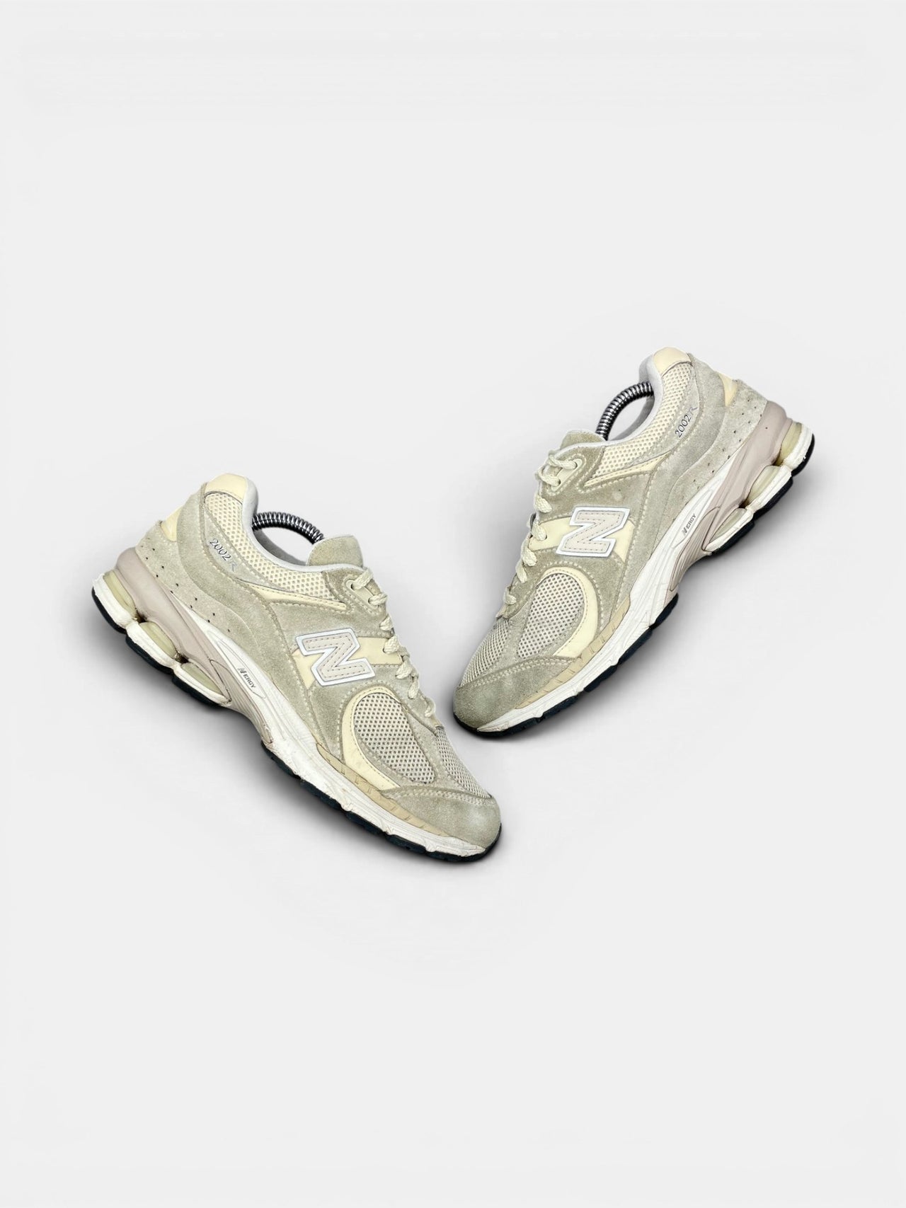 New Balance 2002R — buty sportowe damskie w bardzo dobrym stanie rozmiar 38, widok z góry na zewnętrzną stronę butów