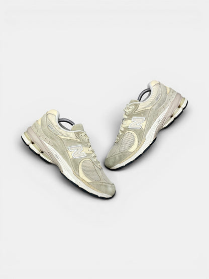 New Balance 2002R — buty sportowe damskie w bardzo dobrym stanie rozmiar 38, widok z góry na zewnętrzną stronę butów