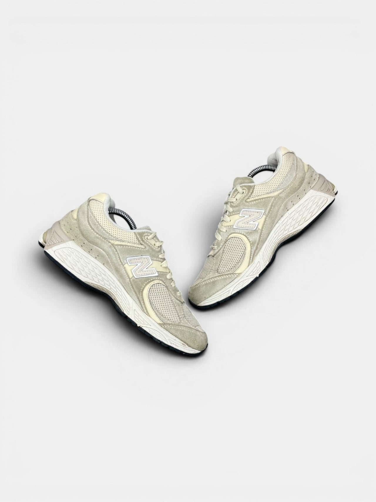 New Balance 2002R — buty sportowe damskie w bardzo dobrym stanie rozmiar 38, zewnętrzny panel prawego buta
