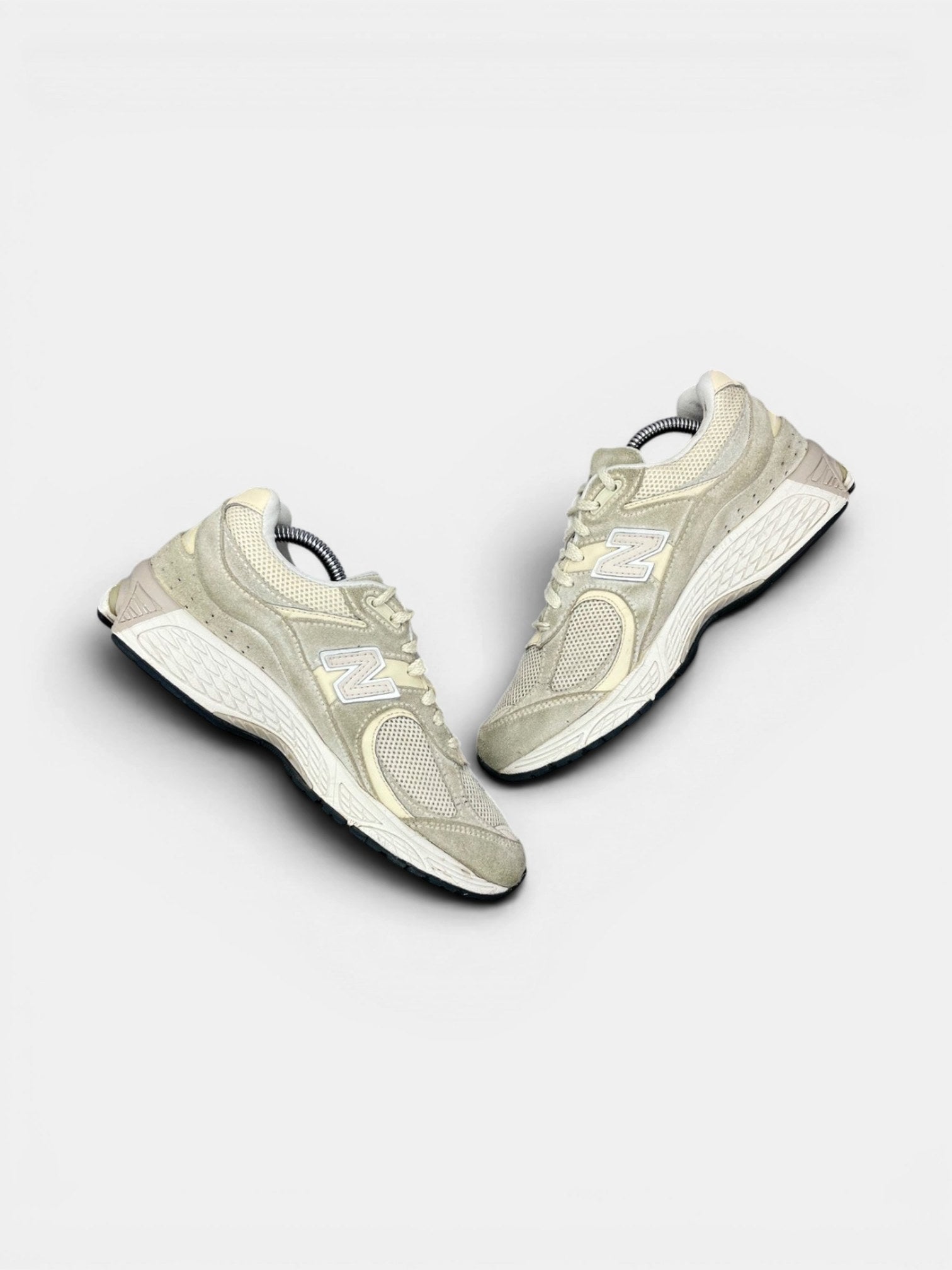 New Balance 2002R — buty sportowe damskie w bardzo dobrym stanie rozmiar 38, zewnętrzny panel prawego buta