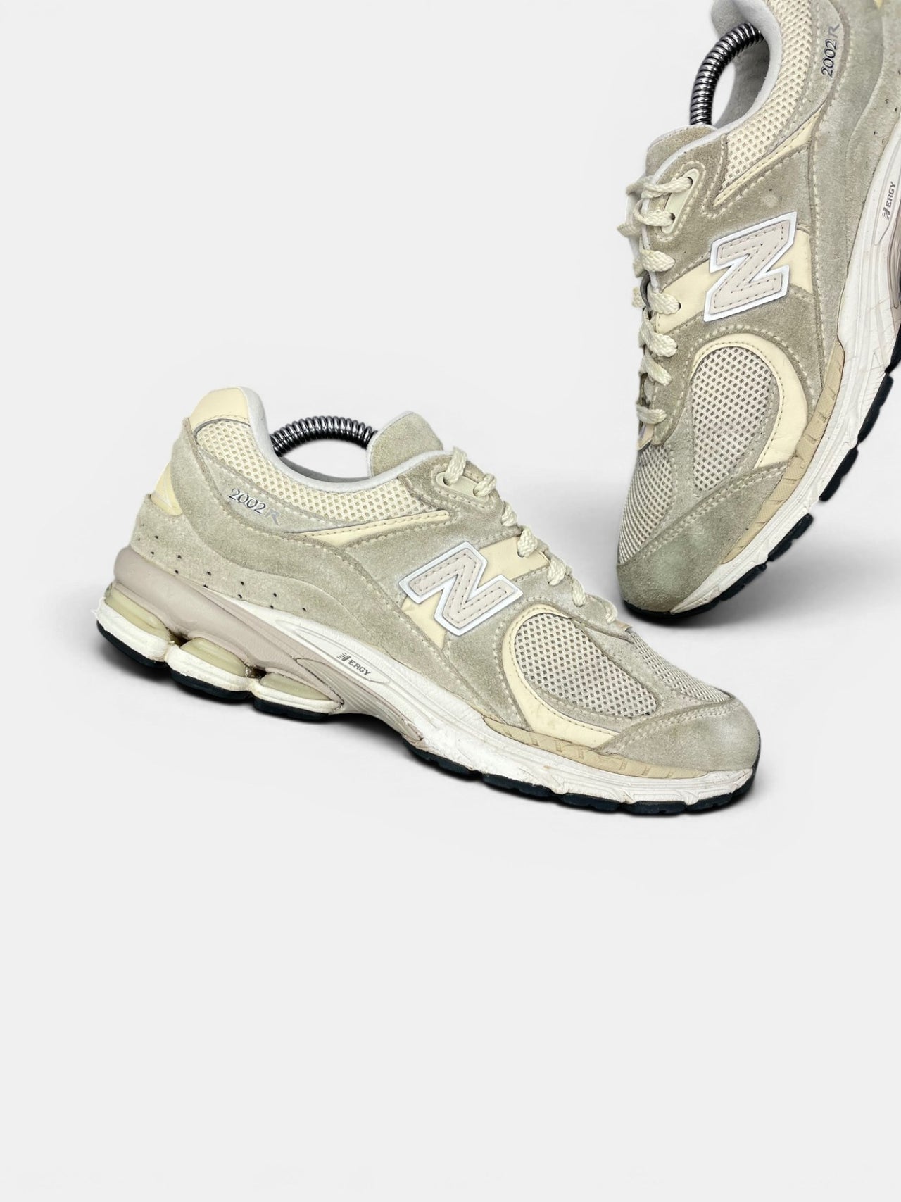 New Balance 2002R — buty sportowe damskie w bardzo dobrym stanie rozmiar 38, zewnętrzny panel lewego buta