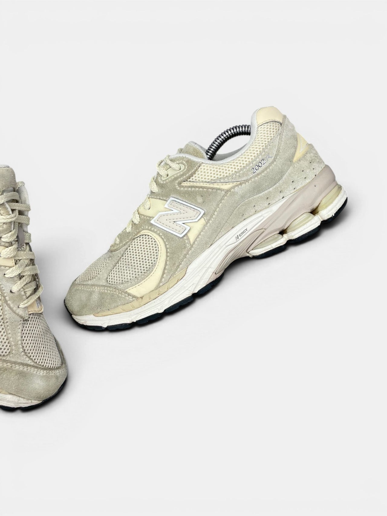 New Balance 2002R — buty sportowe damskie w bardzo dobrym stanie rozmiar 38, widok z góry na wewnętrzną stronę butów