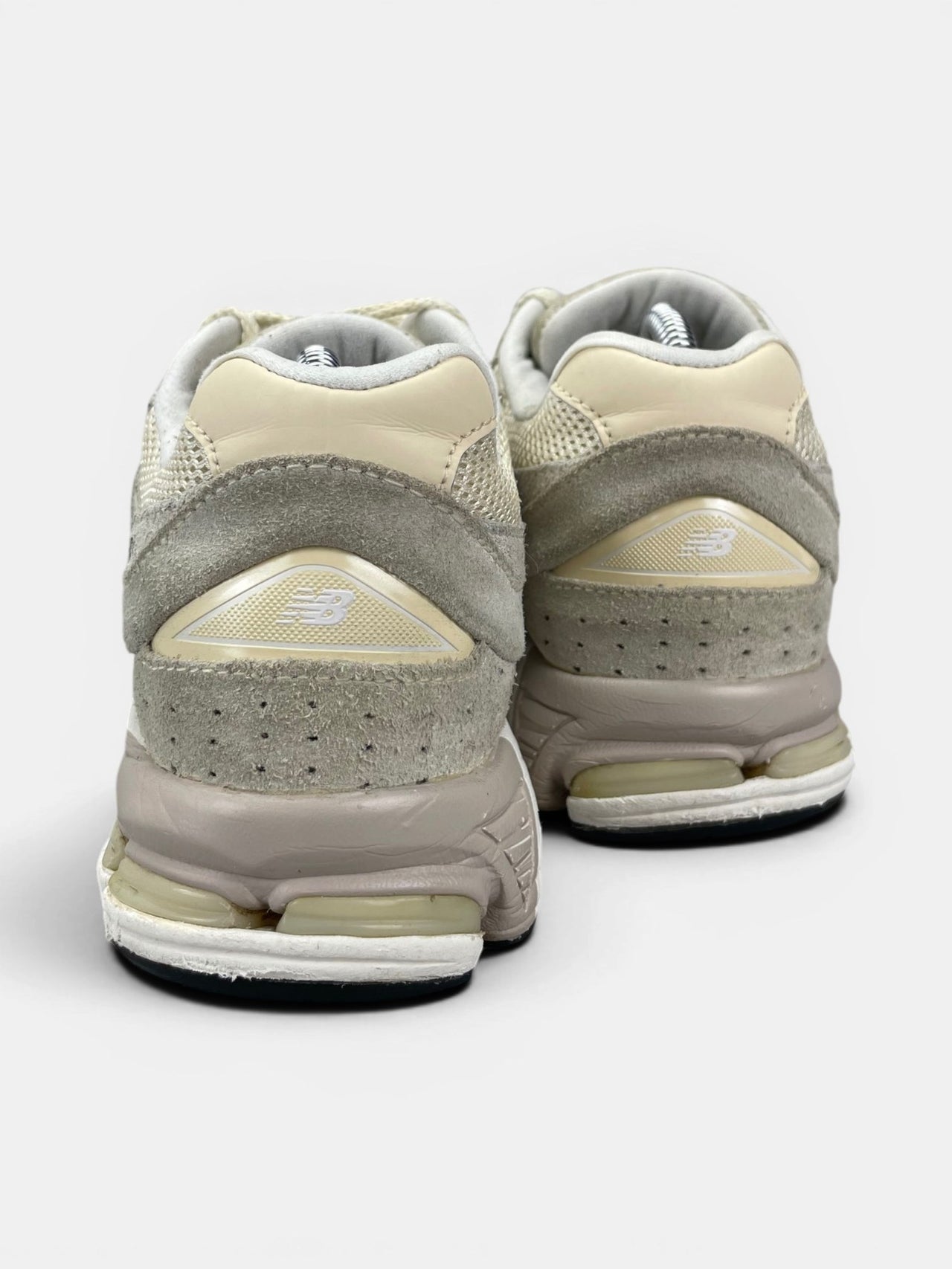 New Balance 2002R — buty sportowe damskie w bardzo dobrym stanie rozmiar 38, widok z tyłu