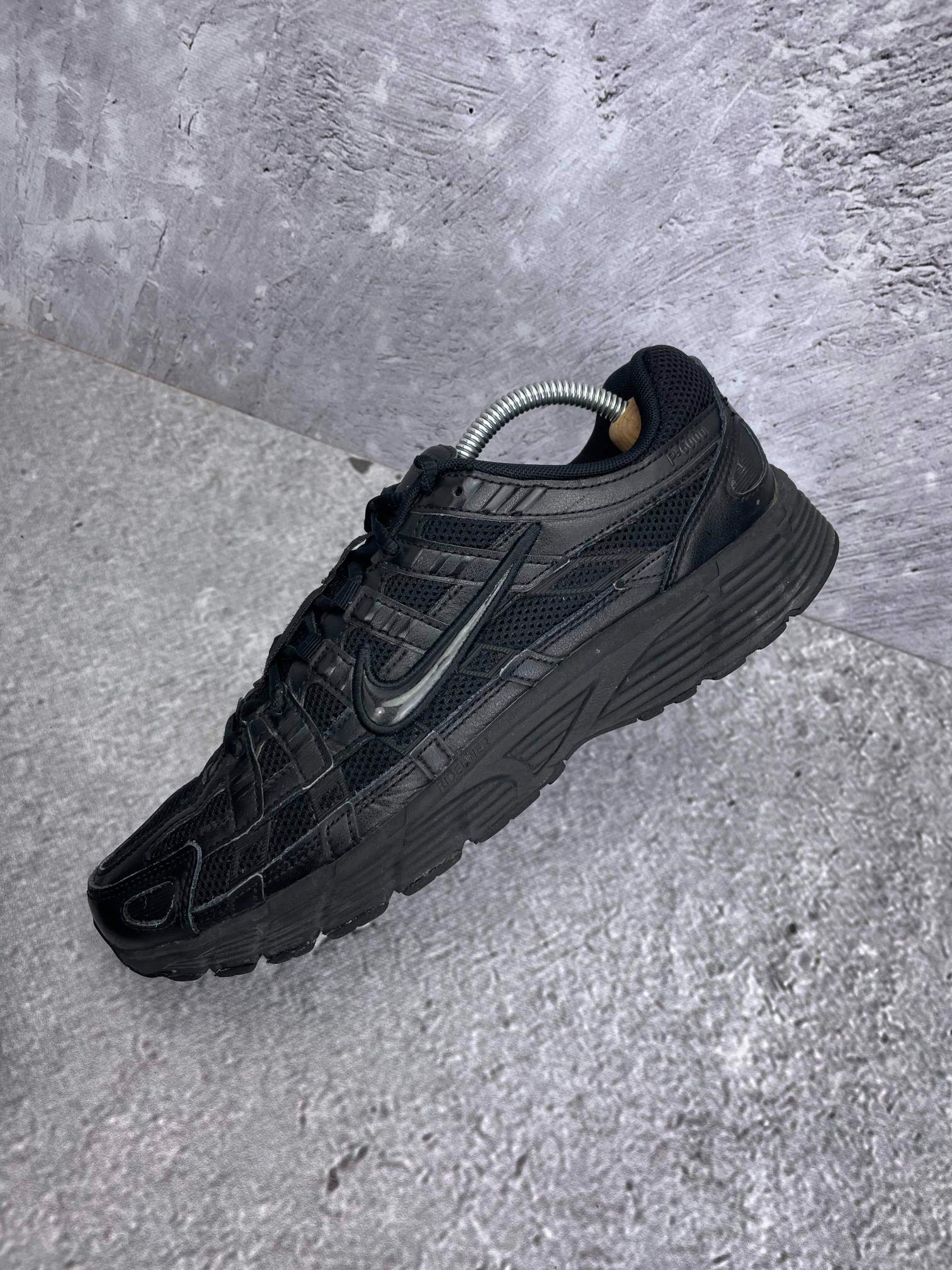 Nike P-6000 Black — buty sportowe męskie w bardzo dobrym stanie rozmiar 43, zewnętrzny panel lewego buta