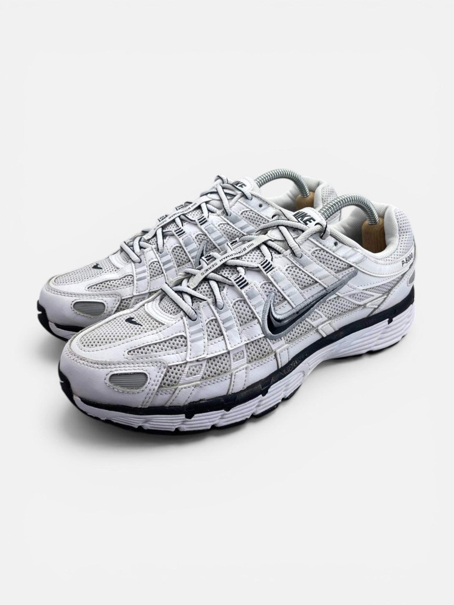 Nike P-6000 P-6000 Metallic Silver — buty sportowe męskie w bardzo dobrym stanie rozmiar 42.5, widok z boku