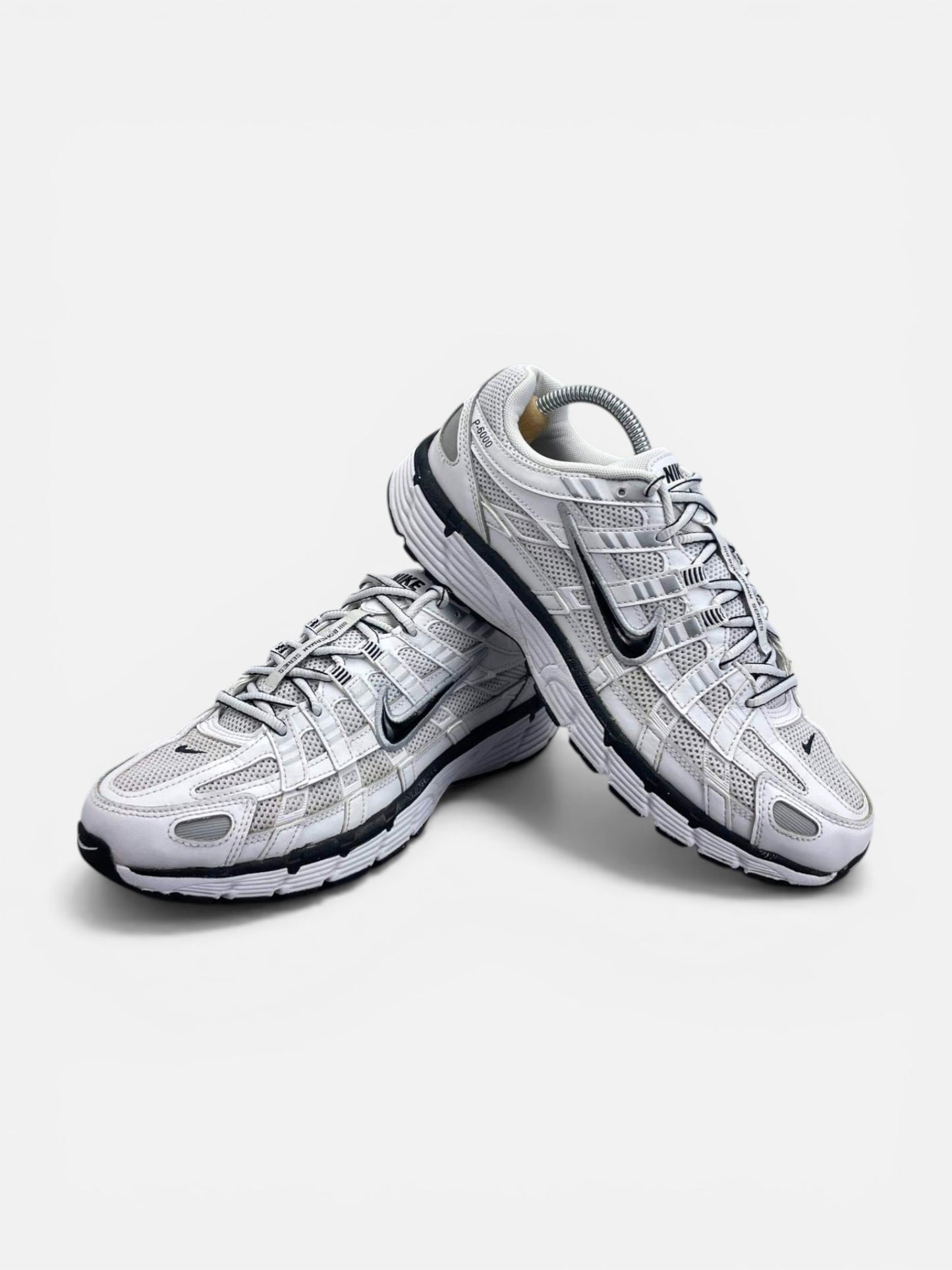 Nike P-6000 P-6000 Metallic Silver — buty sportowe męskie w bardzo dobrym stanie rozmiar 42.5, boczny profil