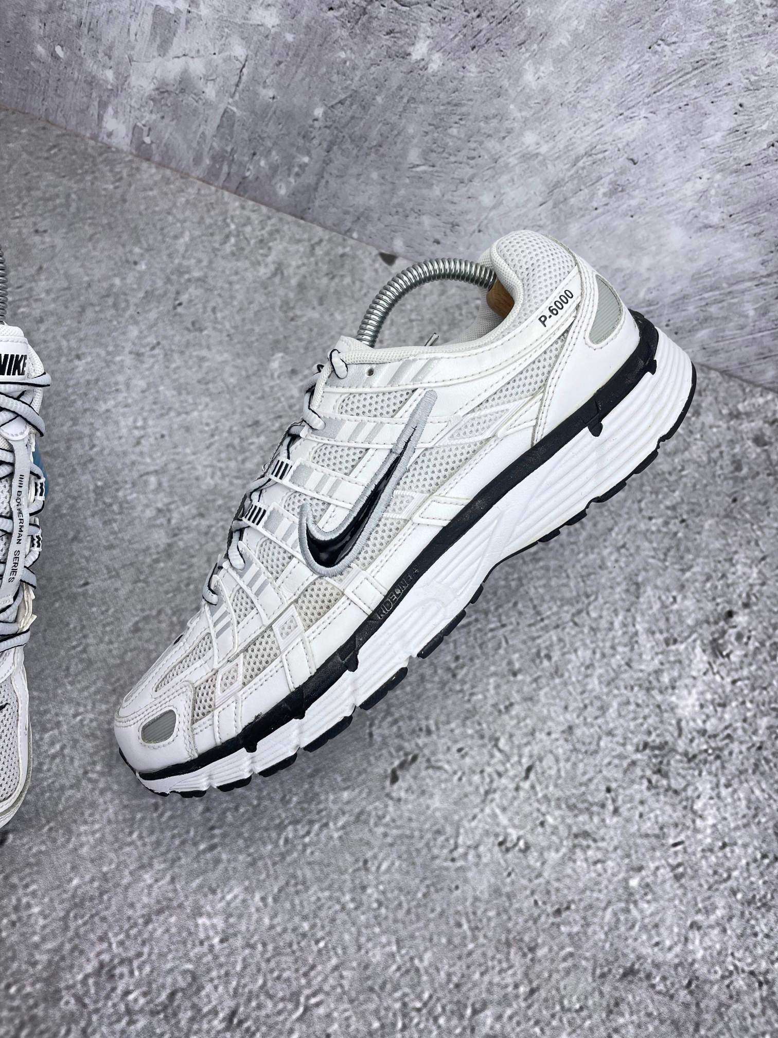 Nike P-6000 P-6000 Metallic Silver — buty sportowe męskie w bardzo dobrym stanie rozmiar 42.5, zewnętrzny panel prawego buta