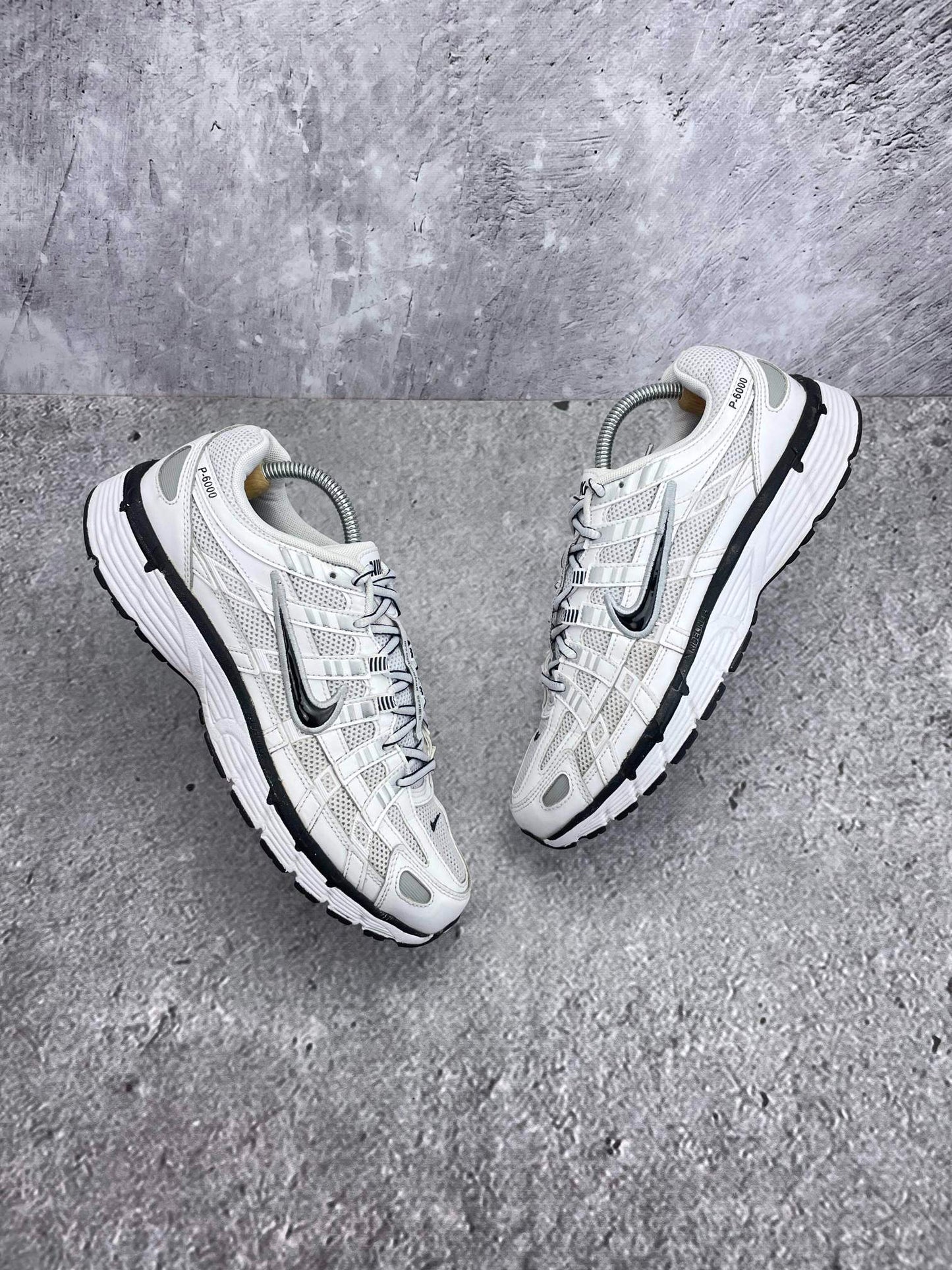 Nike P-6000 P-6000 Metallic Silver — buty sportowe męskie w bardzo dobrym stanie rozmiar 42.5, zewnętrzny panel lewego buta