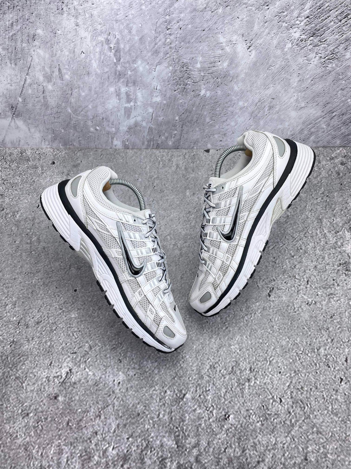 Nike P-6000 P-6000 Metallic Silver — buty sportowe męskie w bardzo dobrym stanie rozmiar 42.5, widok z góry na wewnętrzną stronę butów
