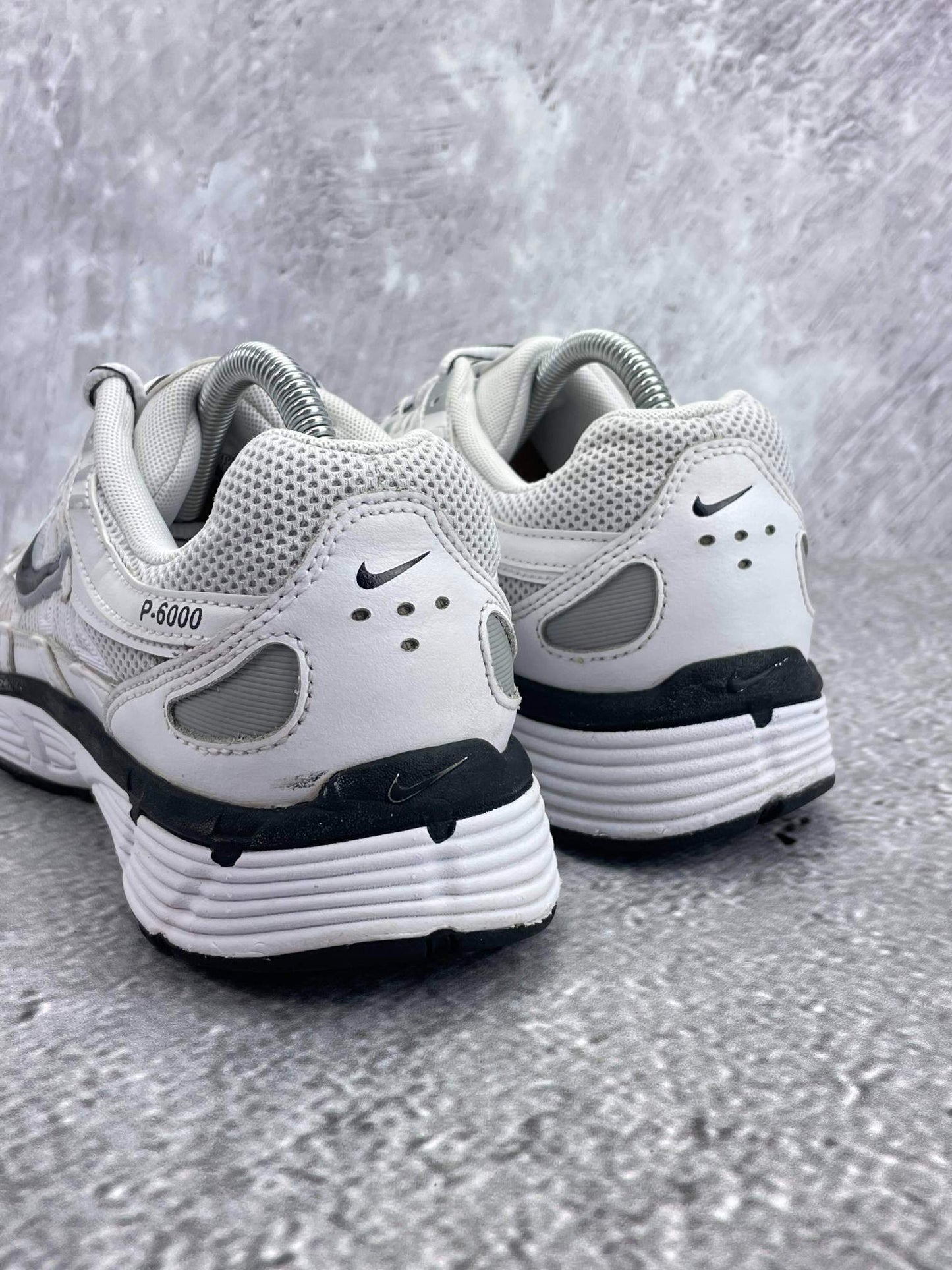Nike P-6000 P-6000 Metallic Silver — buty sportowe męskie w bardzo dobrym stanie rozmiar 42.5, widok z góry