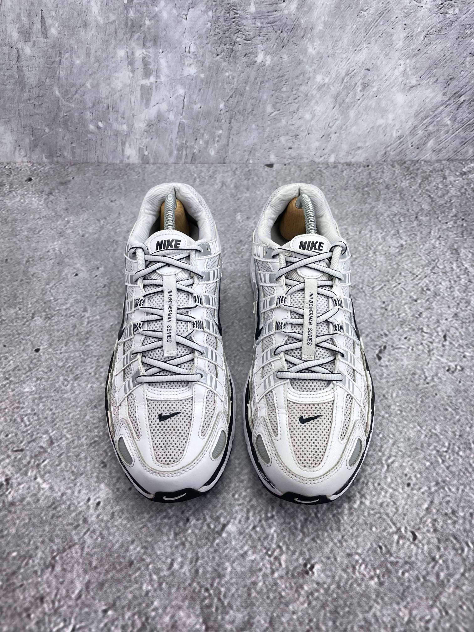 Nike P-6000 P-6000 Metallic Silver — buty sportowe męskie w bardzo dobrym stanie rozmiar 42.5, widok z tyłu