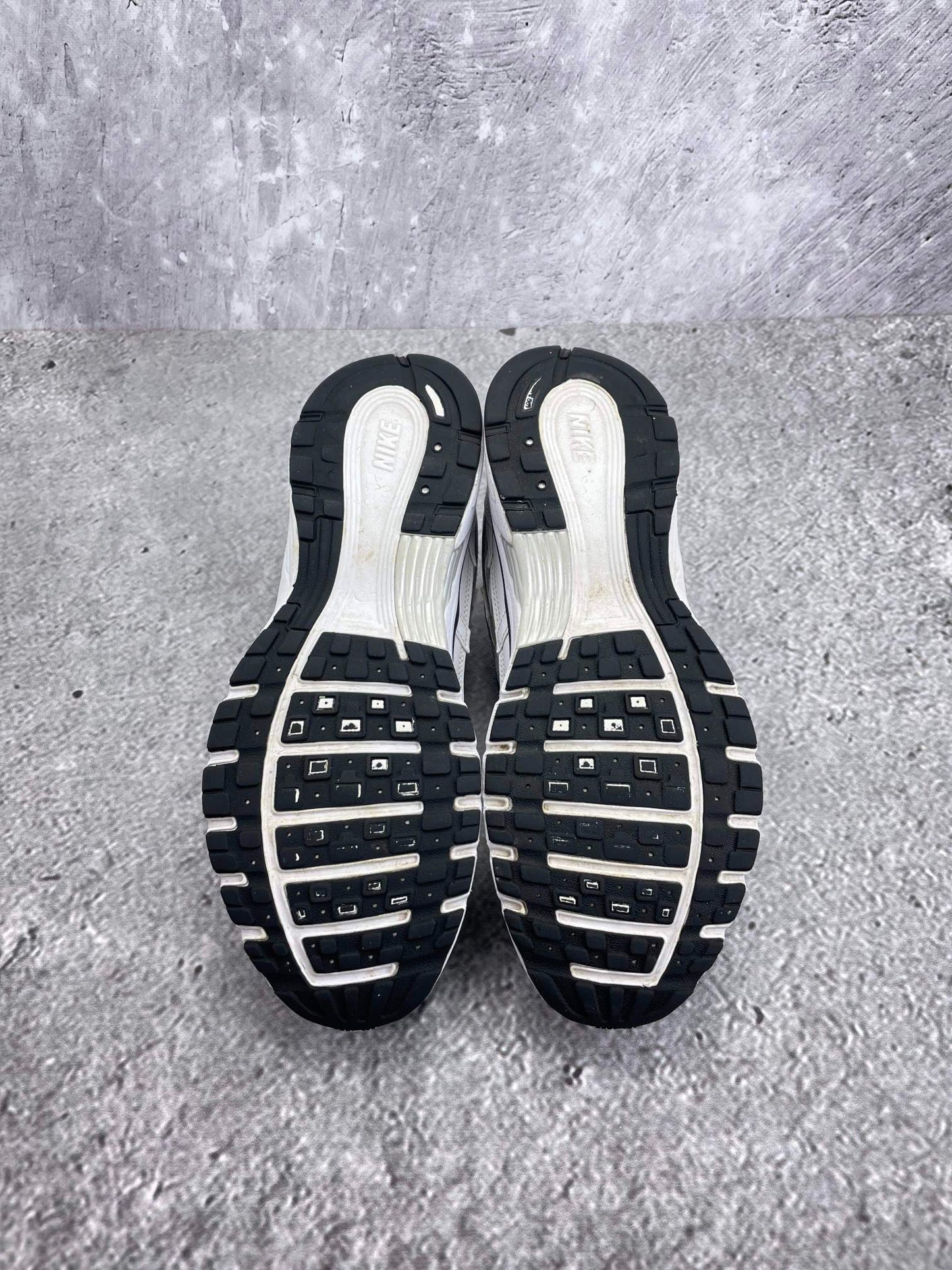 Nike P-6000 P-6000 Metallic Silver — buty sportowe męskie w bardzo dobrym stanie rozmiar 42.5, podeszwa