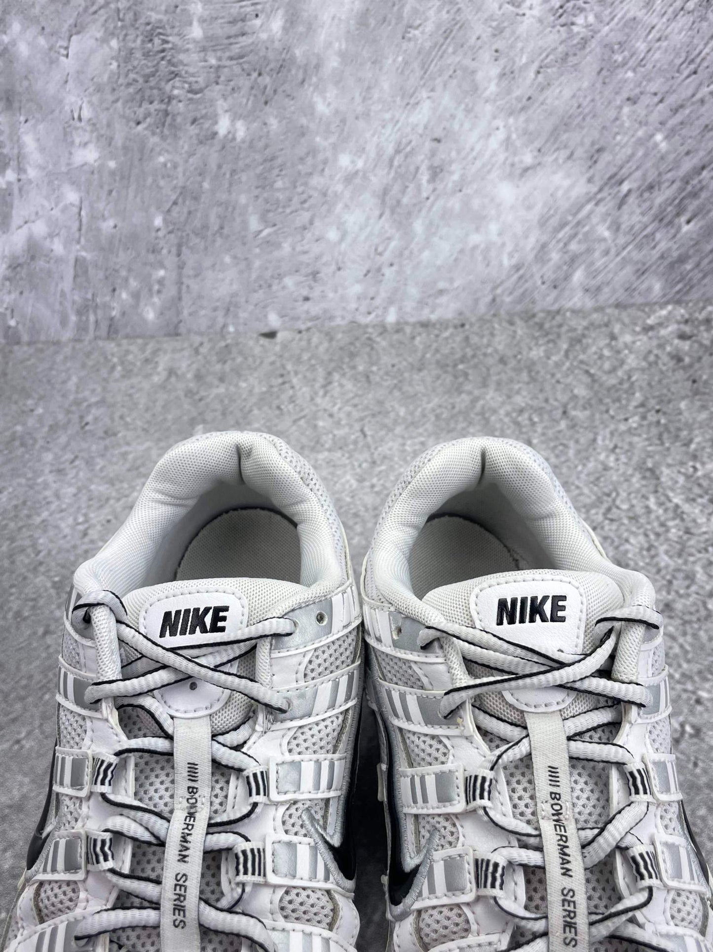 Nike P-6000 P-6000 Metallic Silver — buty sportowe męskie w bardzo dobrym stanie rozmiar 42.5, zapiętki butów