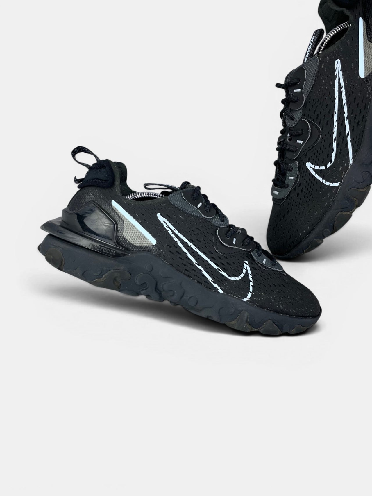 Nike React Vision Black Celestine Blue — buty sportowe męskie w bardzo dobrym stanie rozmiar 42, zewnętrzny panel lewego buta