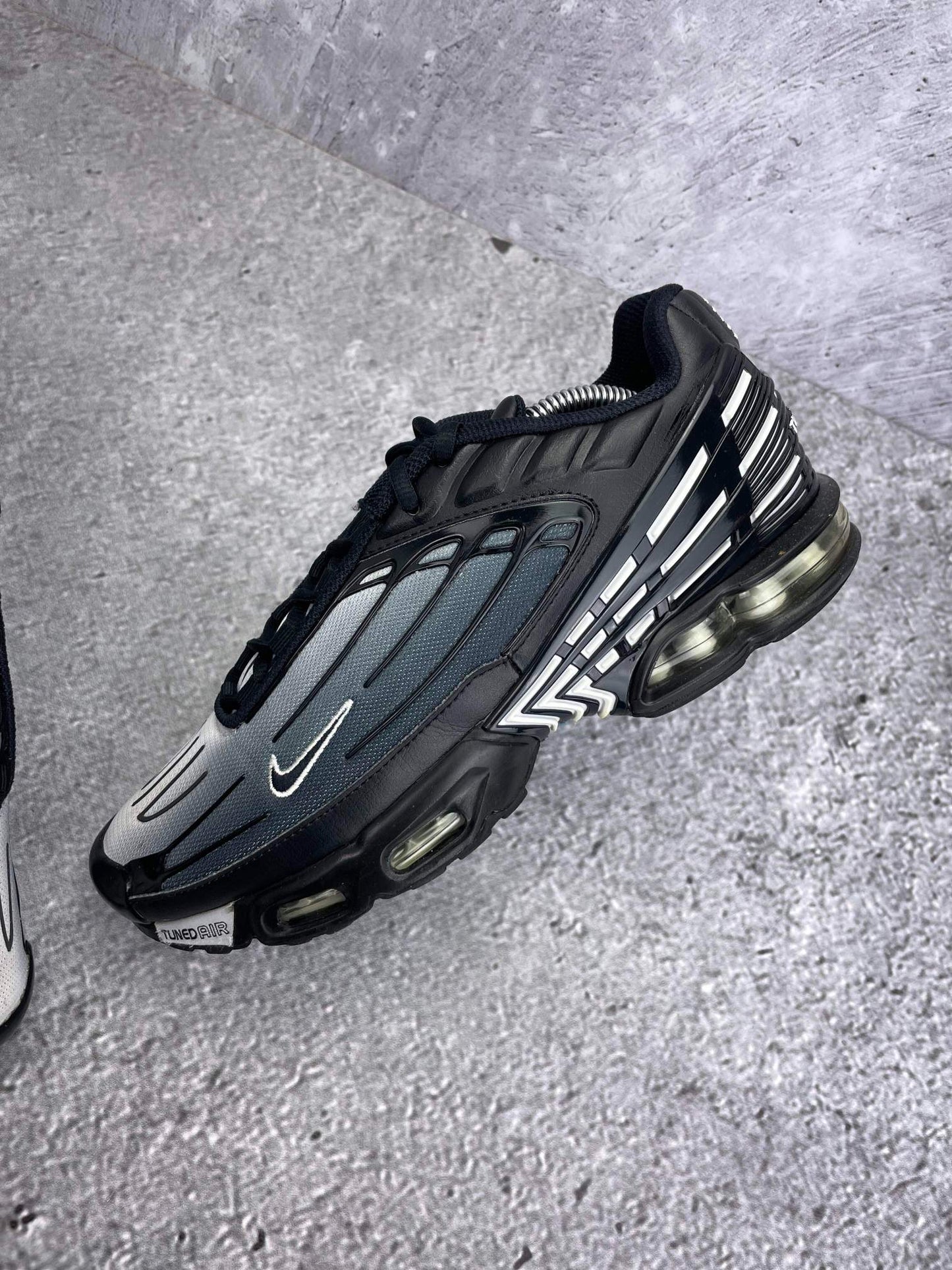 Nike Air Max Plus 3 Black White — buty sportowe męskie w bardzo dobrym stanie rozmiar 42.5, zewnętrzny panel lewego buta