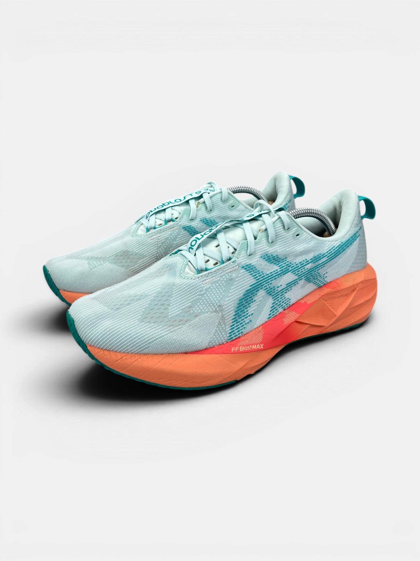 Asics Novablast 5 — buty sportowe męskie w bardzo dobrym stanie rozmiar 43.5, widok z boku