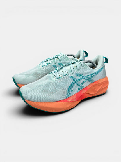 Asics Novablast 5 — buty sportowe męskie w bardzo dobrym stanie rozmiar 43.5, widok z boku