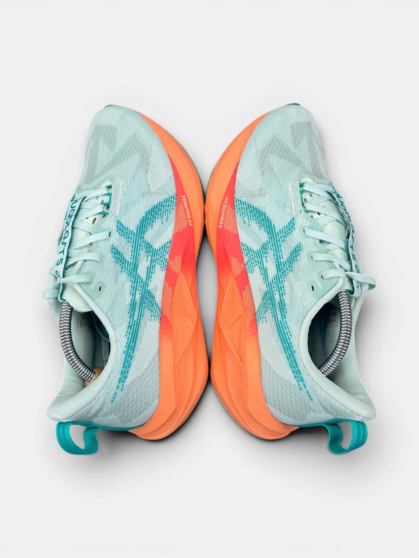 Asics Novablast 5 — buty sportowe męskie w bardzo dobrym stanie rozmiar 43.5, widok z góry na zewnętrzną stronę butów