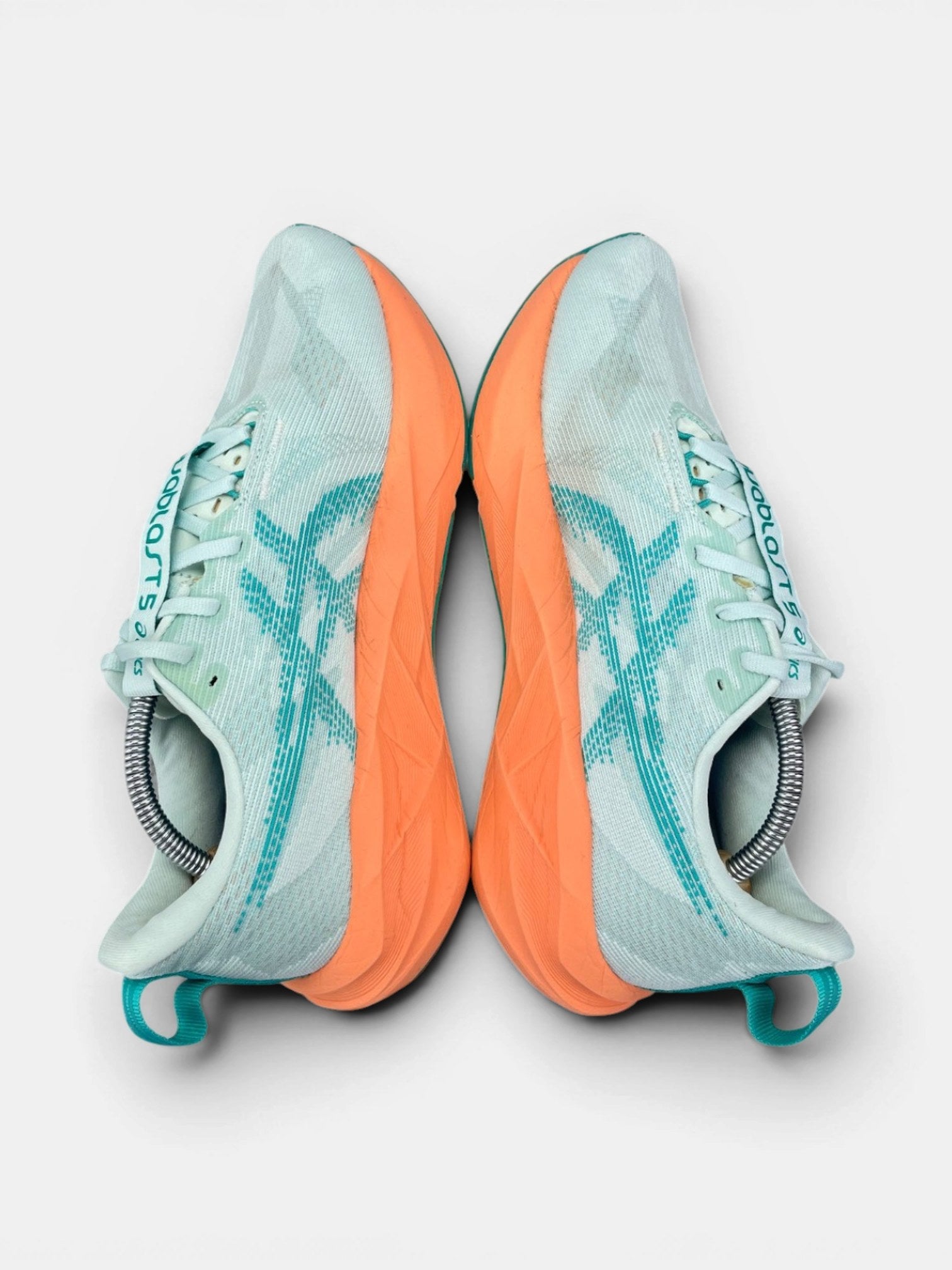 Asics Novablast 5 — buty sportowe męskie w bardzo dobrym stanie rozmiar 43.5, zewnętrzny panel prawego buta