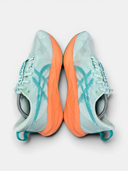 Asics Novablast 5 — buty sportowe męskie w bardzo dobrym stanie rozmiar 43.5, zewnętrzny panel prawego buta