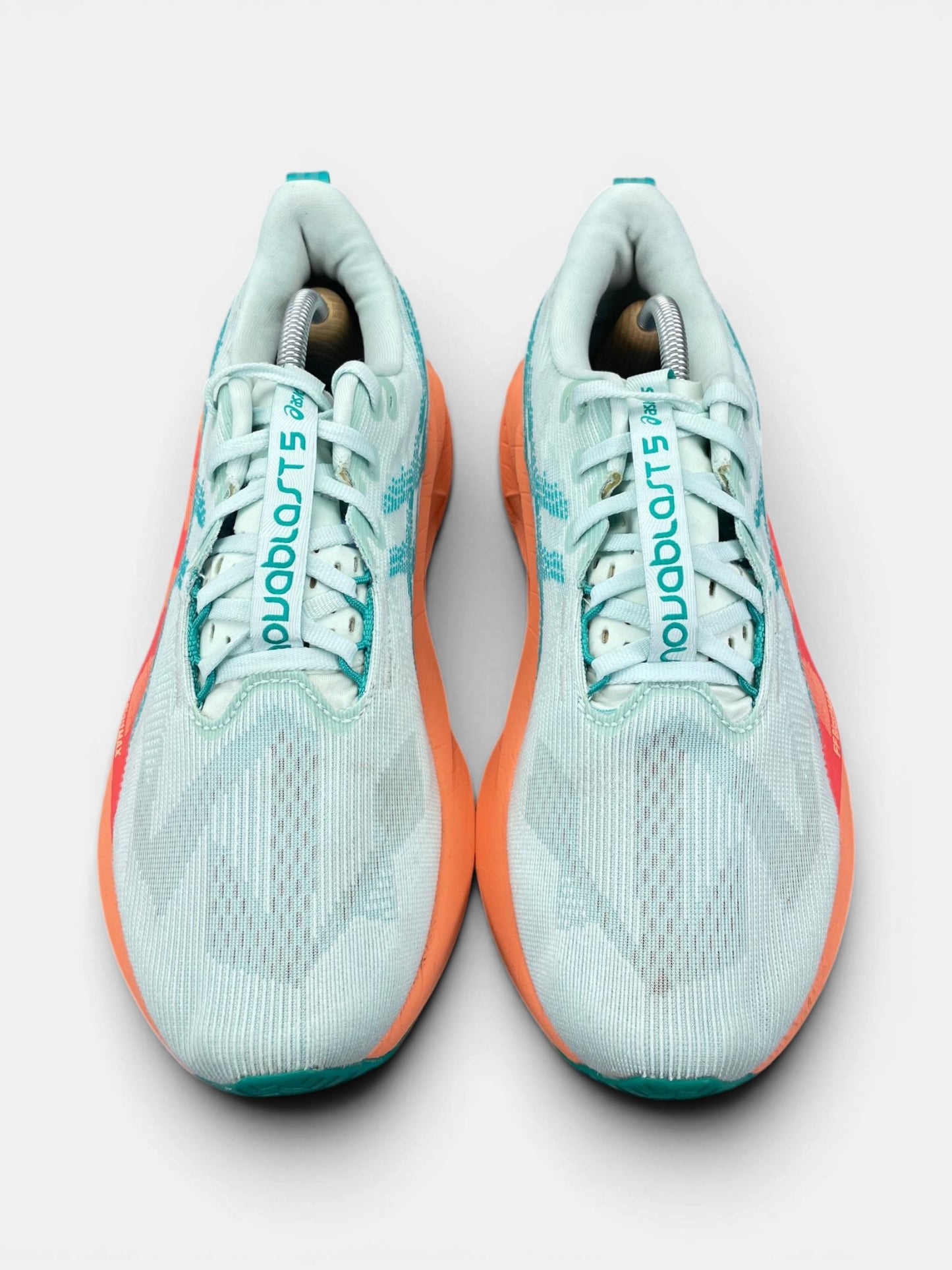 Asics Novablast 5 — buty sportowe męskie w bardzo dobrym stanie rozmiar 43.5, zewnętrzny panel lewego buta