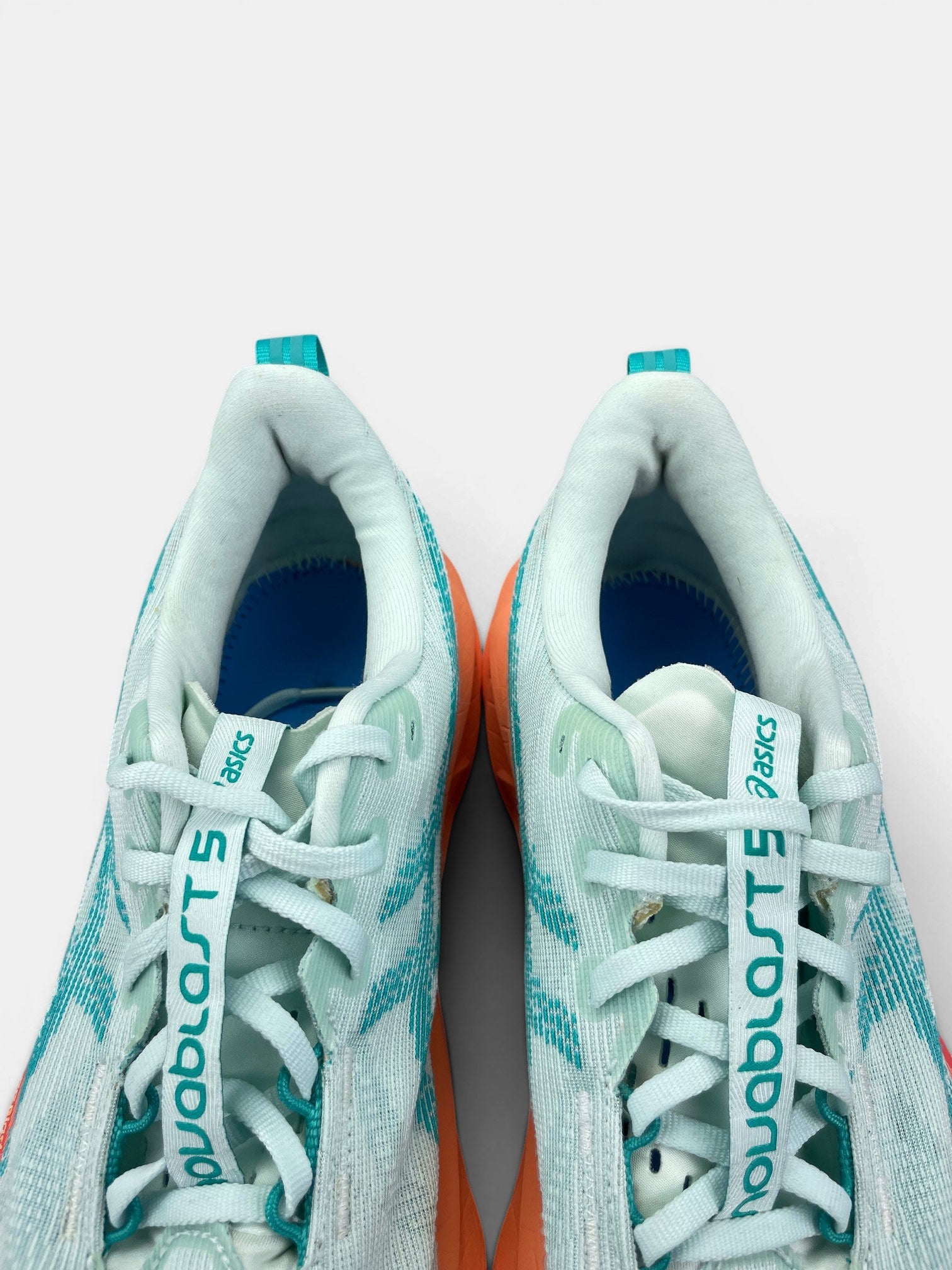 Asics Novablast 5 — buty sportowe męskie w bardzo dobrym stanie rozmiar 43.5, wewnętrzny panel prawego buta