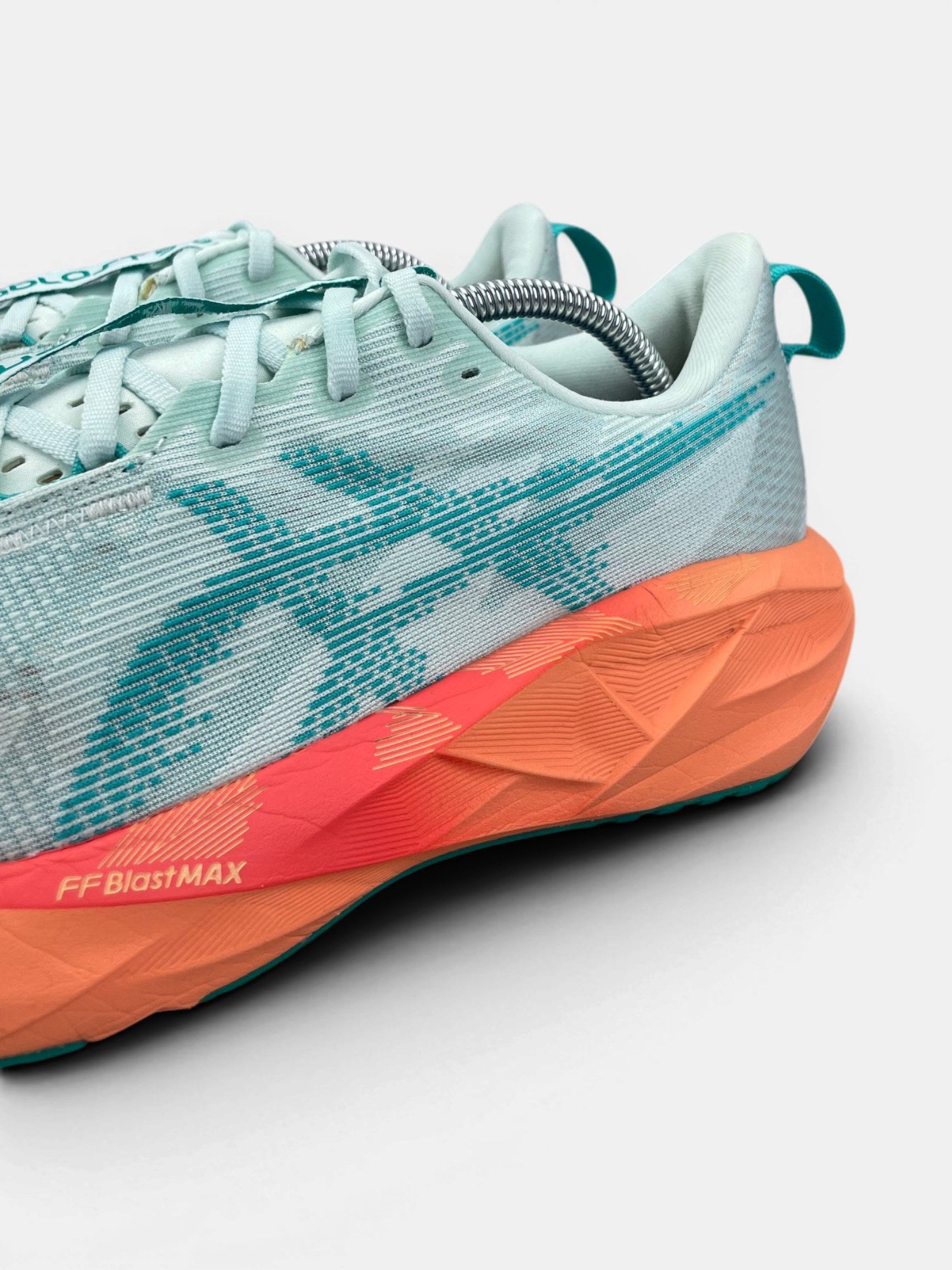 Asics Novablast 5 — buty sportowe męskie w bardzo dobrym stanie rozmiar 43.5, widok z góry