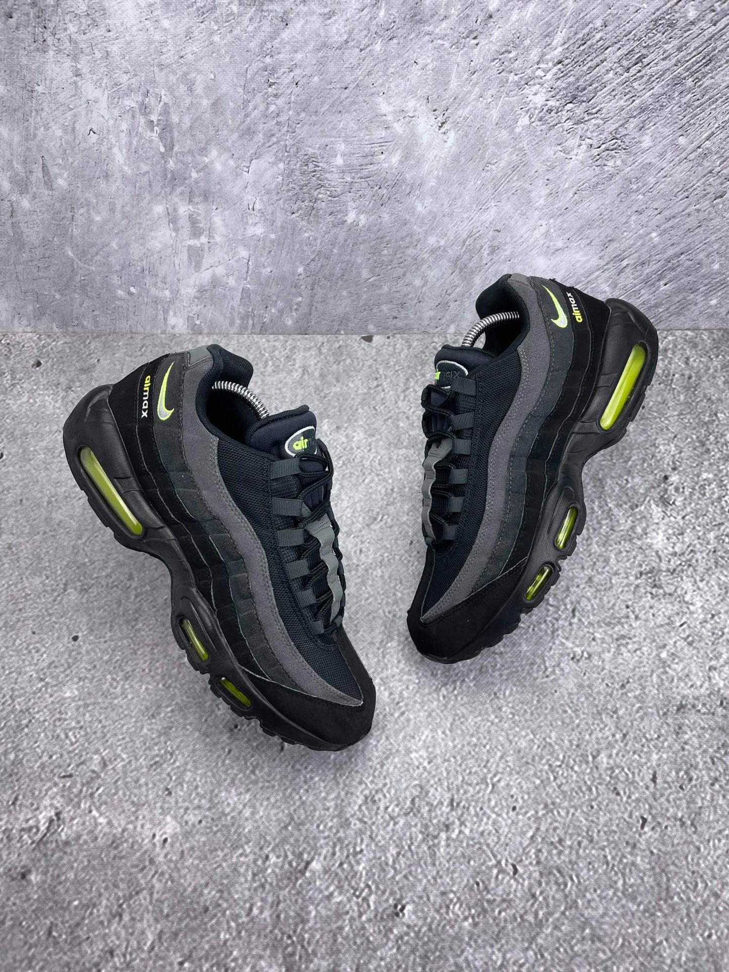 Nike Air Max 95 Black Volt — buty sportowe męskie w bardzo dobrym stanie rozmiar 44, widok z góry na zewnętrzną stronę butów