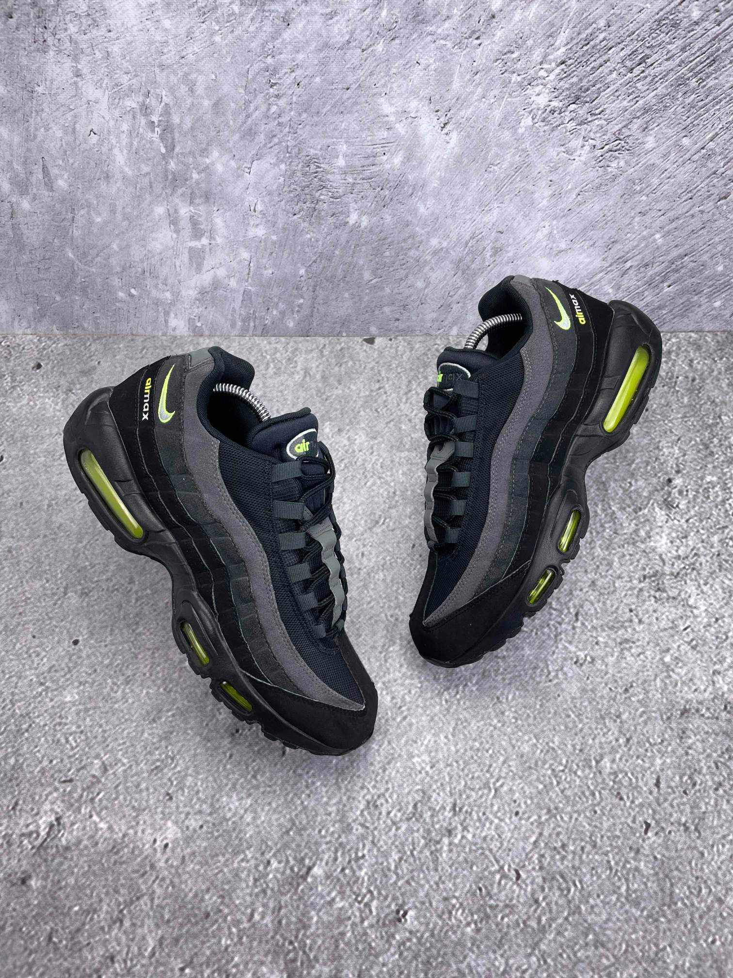 Nike Air Max 95 Black Volt — buty sportowe męskie w bardzo dobrym stanie rozmiar 44, widok z góry na zewnętrzną stronę butów