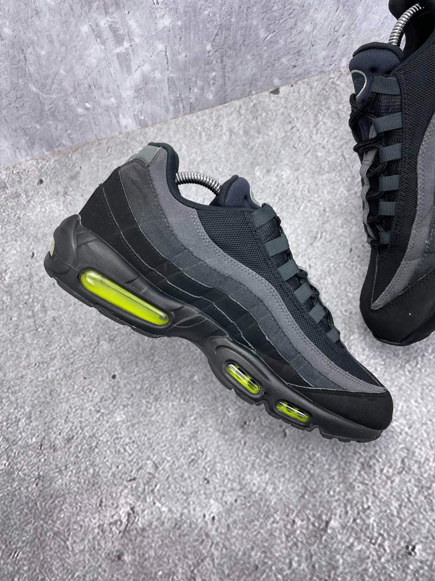 Nike Air Max 95 Black Volt — buty sportowe męskie w bardzo dobrym stanie rozmiar 44, wewnętrzny panel lewego buta