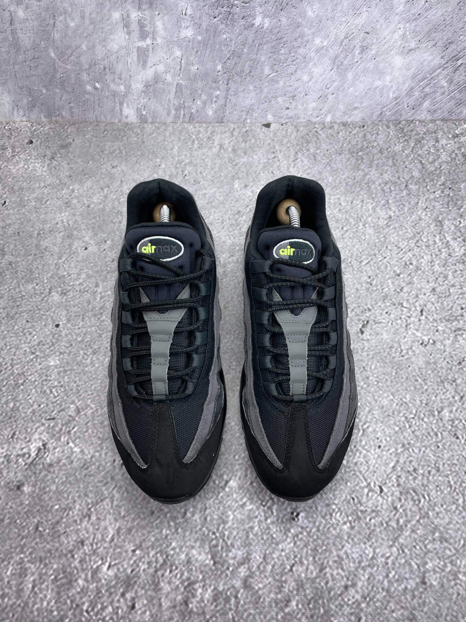 Nike Air Max 95 Black Volt — buty sportowe męskie w bardzo dobrym stanie rozmiar 44, widok z góry