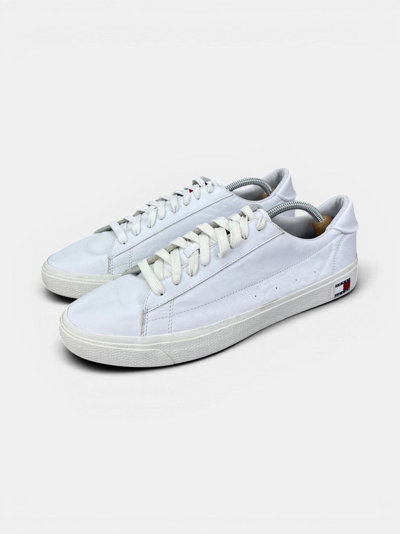 Tommy Hilfiger Sneakers — buty sportowe męskie w bardzo dobrym stanie rozmiar 44, widok z boku