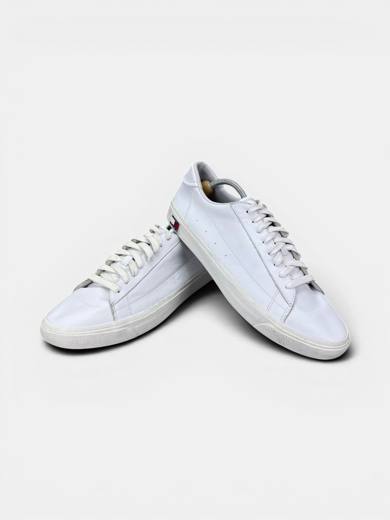 Tommy Hilfiger Sneakers — buty sportowe męskie w bardzo dobrym stanie rozmiar 44, boczny profil