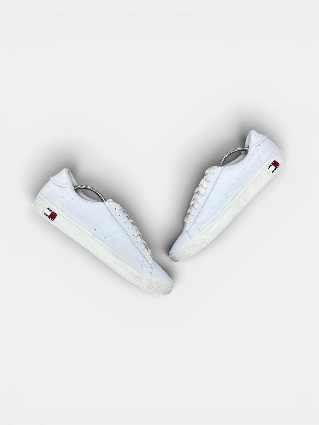 Tommy Hilfiger Sneakers — buty sportowe męskie w bardzo dobrym stanie rozmiar 44, widok z góry na wewnętrzną stronę butów