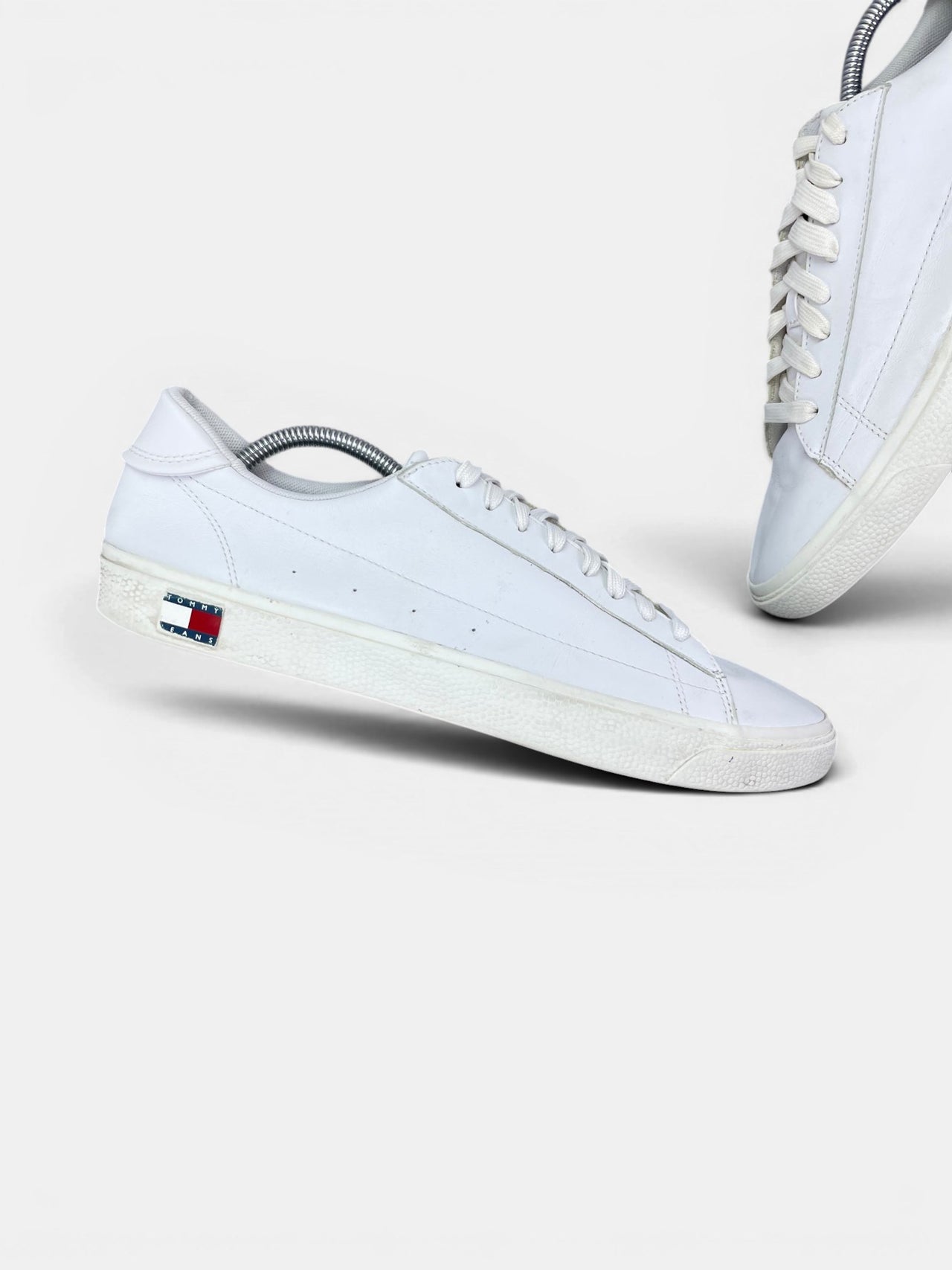 Tommy Hilfiger Sneakers — buty sportowe męskie w bardzo dobrym stanie rozmiar 44, zewnętrzny panel prawego buta